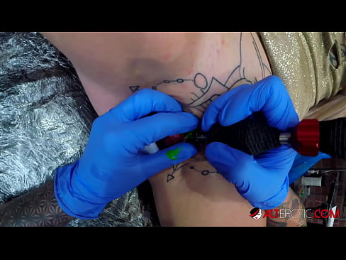 ❤️ Sully Savage, hottie estremamente tatuata, hà fattu un tatuatu nantu à u clitoris ❤ Video sessu à noi % co.kassa-standupbar.ru% ❌️